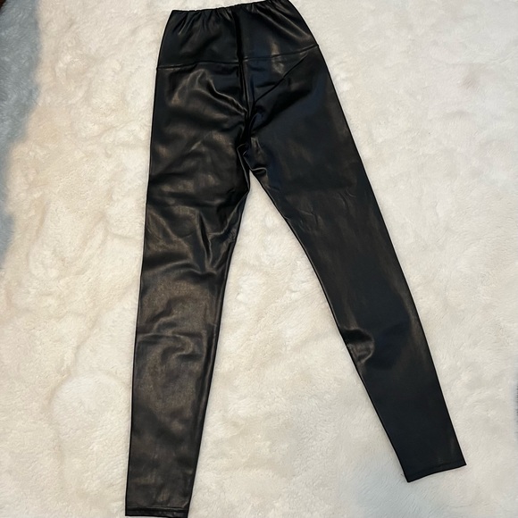 Wilfred Free by Aritzia Black Daria Short Vegan Leather Leggings - size S - Picture 4 of 6
